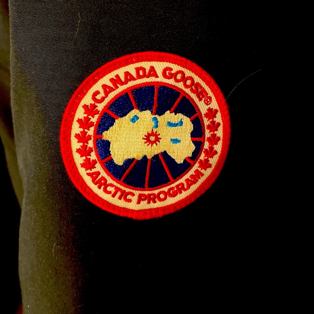 Canada goose men’s large with detachable fur on the hood